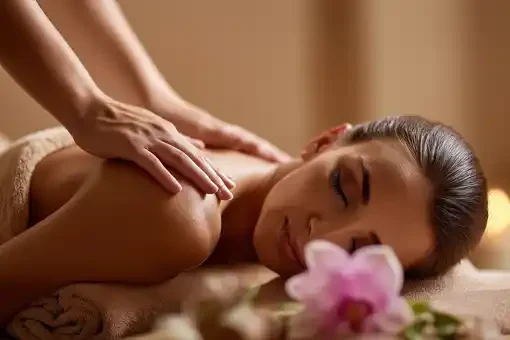 Femme recevant un massage californien relaxant – formation bien-être Zensitouch à Marseille et Toulon