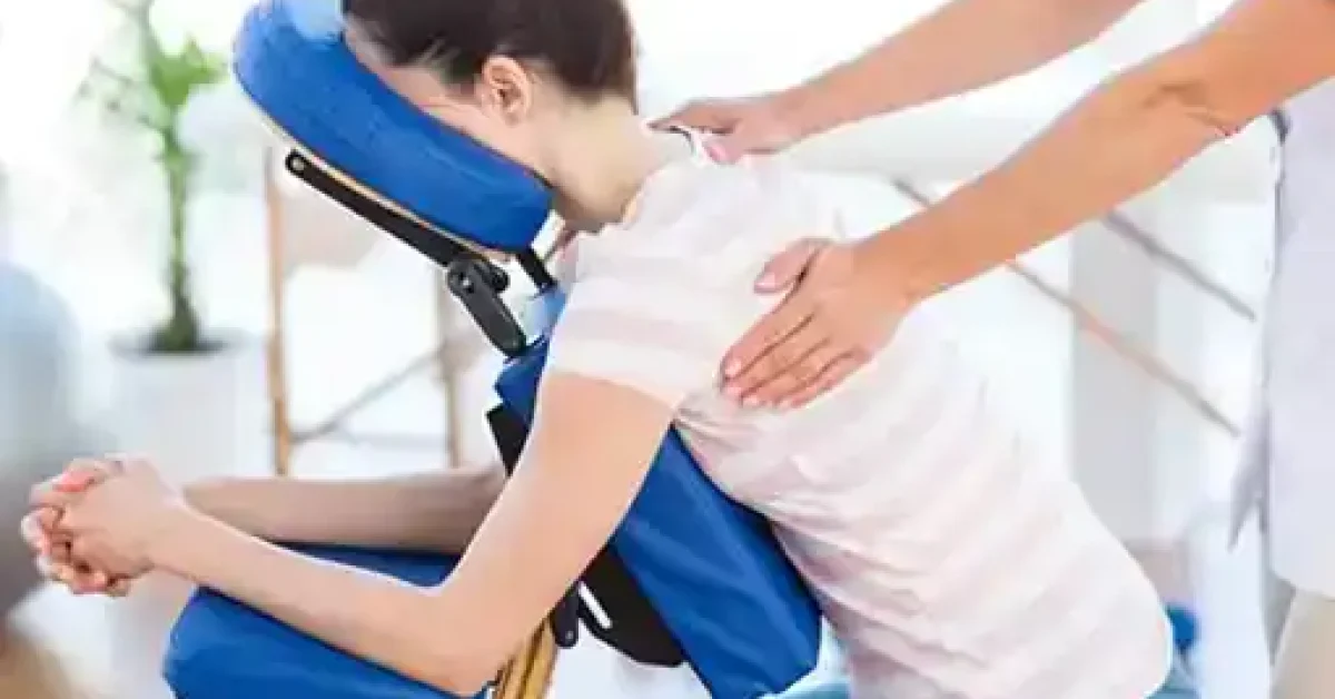 Praticien effectuant un massage assis Amma sur chaise à Toulon – Formation bien-être Zensitouch