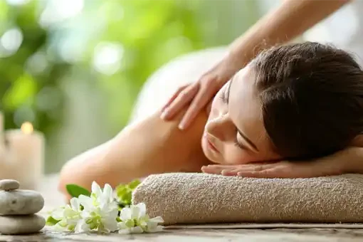 Personne allongée recevant un massage californien relaxant – formation Zensitouch à Toulon et Marseille